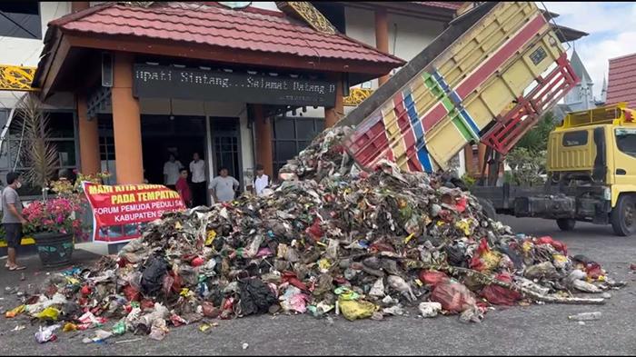 Warga Buang 3 Truk Sampah di Depan Kantor Bupati Sintang, Bentuk Protes Pada Pemerintah