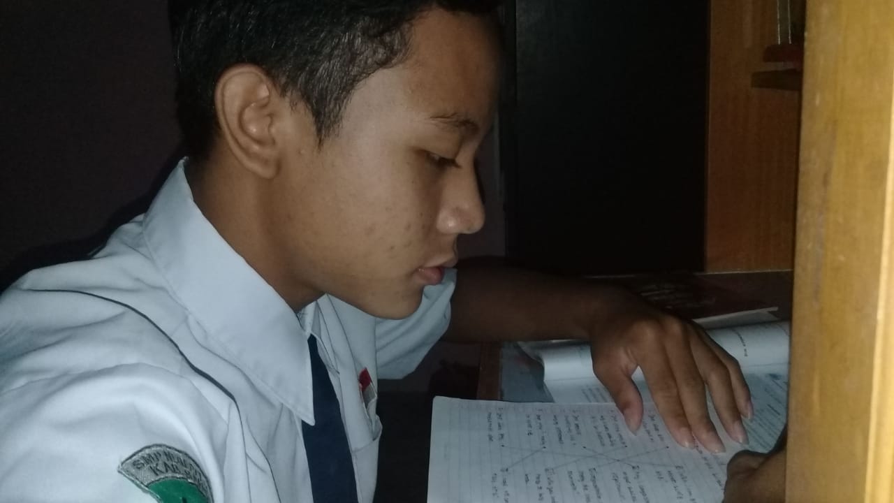 siswa-kelas-ix-smpn-1-parindu-belajar-daring.jpg