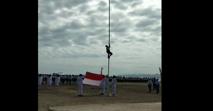 siswa-manjat-tiang-saat-pengibaran-bendera_20180817_141509.jpg