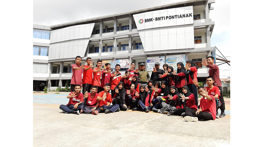 siswa-peserta-ldk-smk-smti-pontianak-berfoto-bersama.jpg