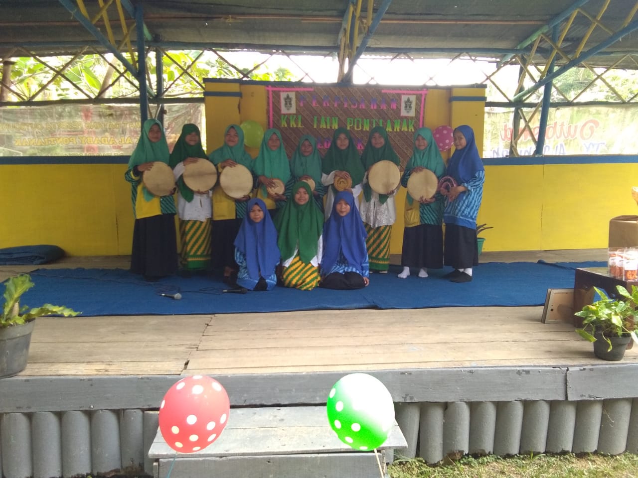 siswa-siswi-mts-al-muhajirin-saat-tampil-di-kegiatan-penutupan-kkl-iain-pontianak-kelompok-62.jpg