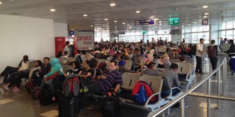situasi-di-ruang-tunggu-bandara-antalya_20160717_084639.jpg