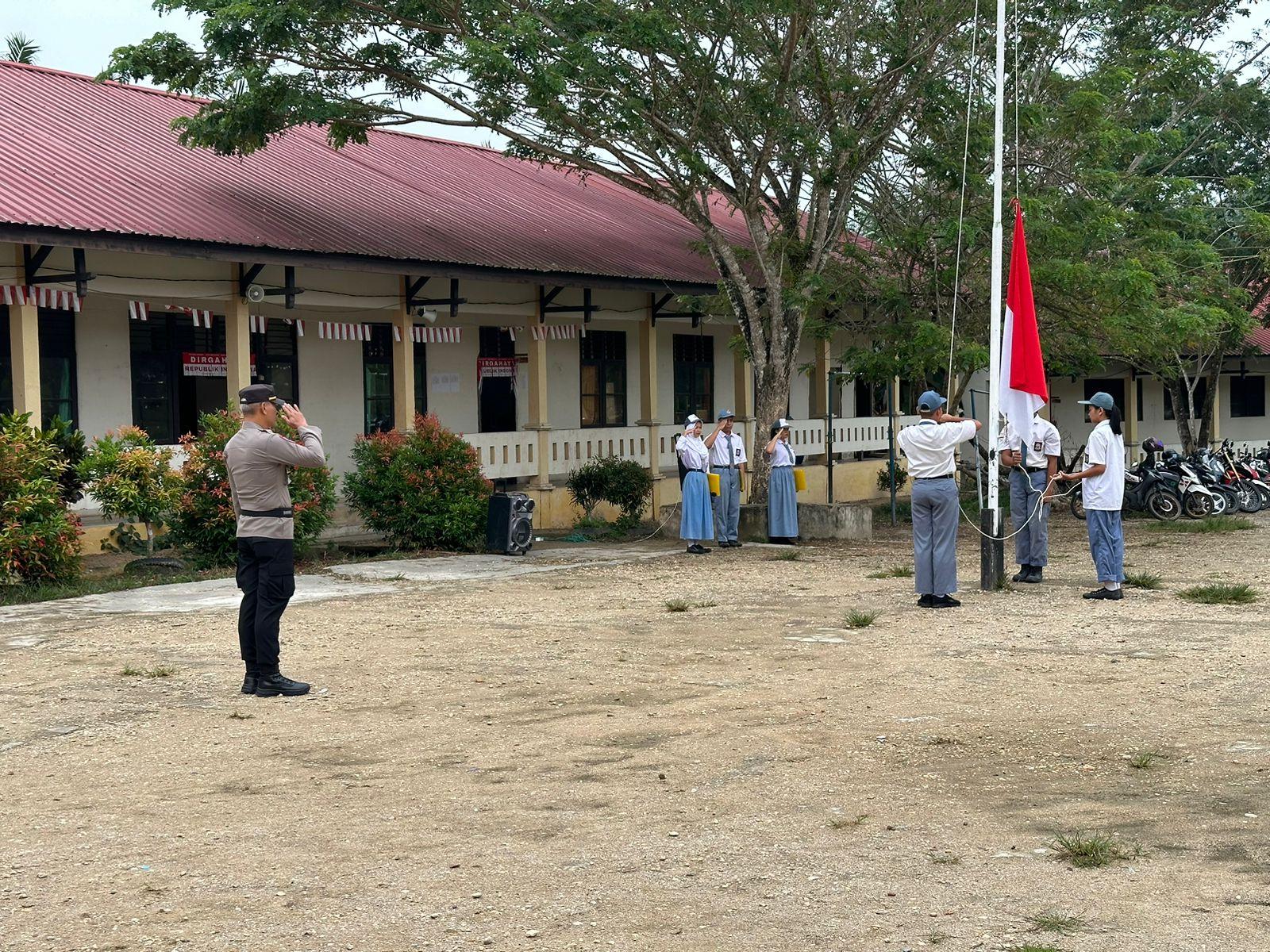 Kasat Binmas IPTU Koderi Ajak Pelajar SMAN 3 Sekadau Tingkatkan Disiplin & Hindari Kenakalan Remaja