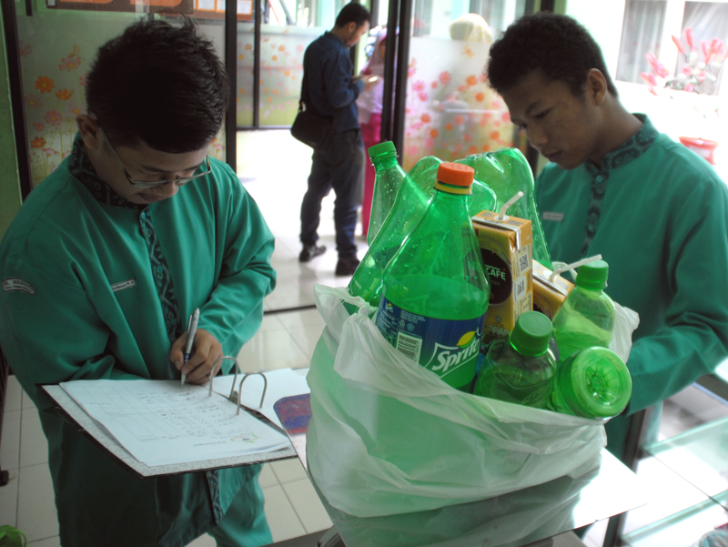 Bank Sampah Mini untuk Mengkoordinir Sampah-sampah di Sekolah