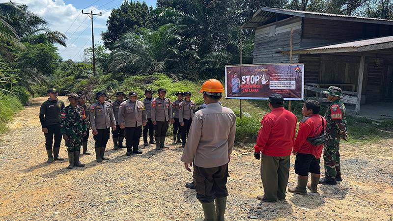 Personel Polsek Sajingan Besar Sambas Pasang Spanduk Imbauan Cegah Karhutla