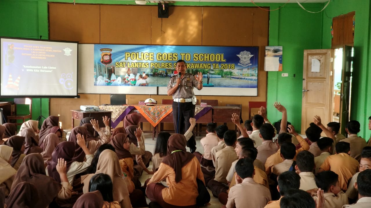 Sat Lantas Ingatkan Pelajar Jangan Seperti Topeng Monyet