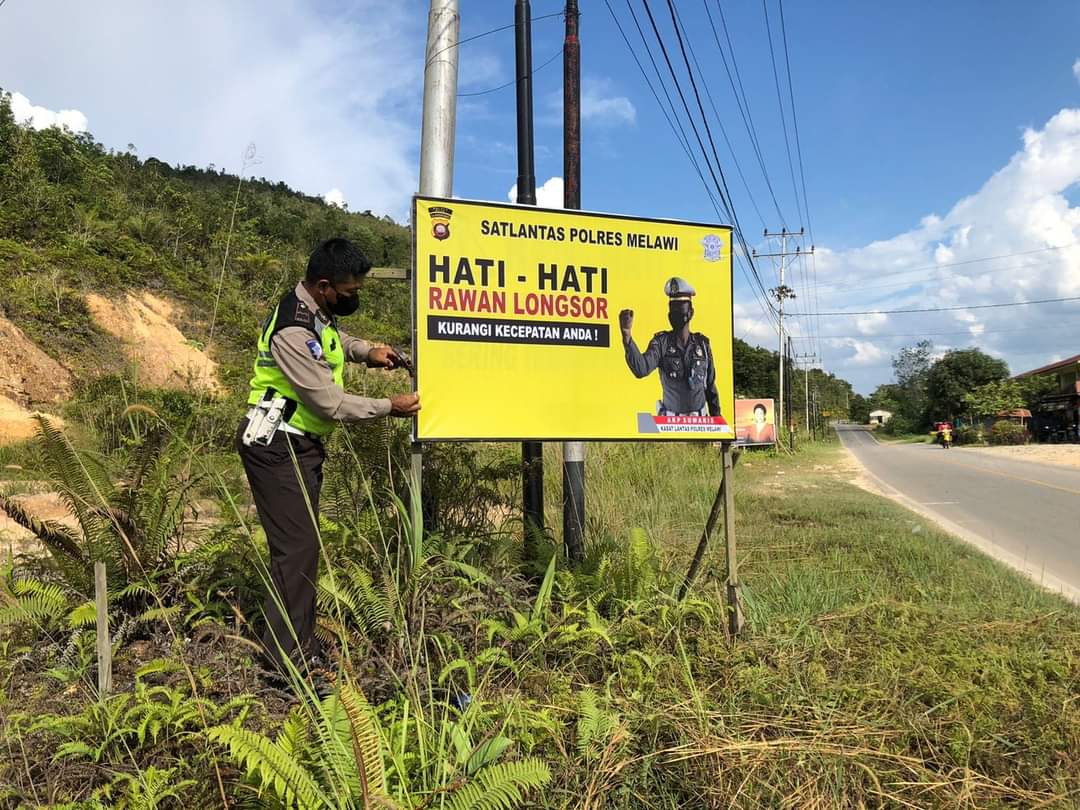 Ingatkan Pengendara, Satlantas Polres Melawi Pasang Banner Imbauan Keselamatan di Jalan