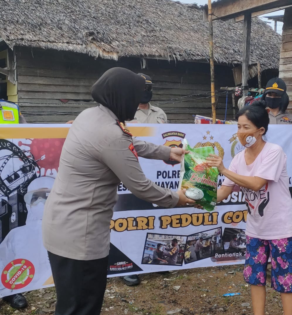 Srikandi Polwan Polresta Pontianak Terjun ke Lapangan Bagikan Sembako ke Warga Terdampak Covid-19