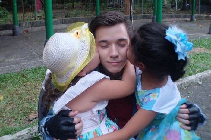 Para Seleb Tampan yang Dekat dengan Anak Tirinya, Bikin Hati Adem