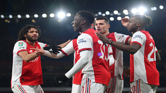 striker-arsenal-eddie-nketiah-merayakan-dengan-rekan-satu-timnya.jpg