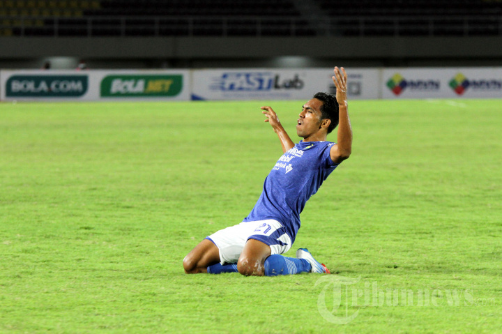 striker-persib-bandung-frets-butuan-selebrasi-usai-mencetak-gol-ke-gawang-madura.jpg