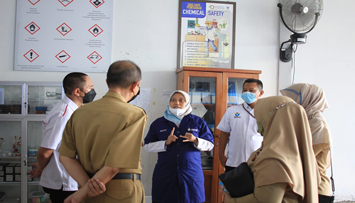 Studi Tiru Pembangunan ZI Menuju WBK/WBBM, Kepala Inspektorat Kunjungi SMK SMTI Pontianak - studi-tiru-tinjauan-lapangan-inspektorat-ke-lab.jpg