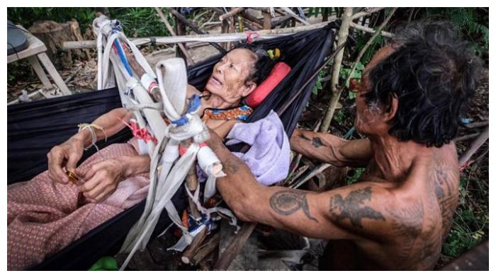 Hanya Andalkan Bantuan Tetangga, Kisah Suami Jaga Istri Sakit Akibat Digigit Ular Bikin Sedih