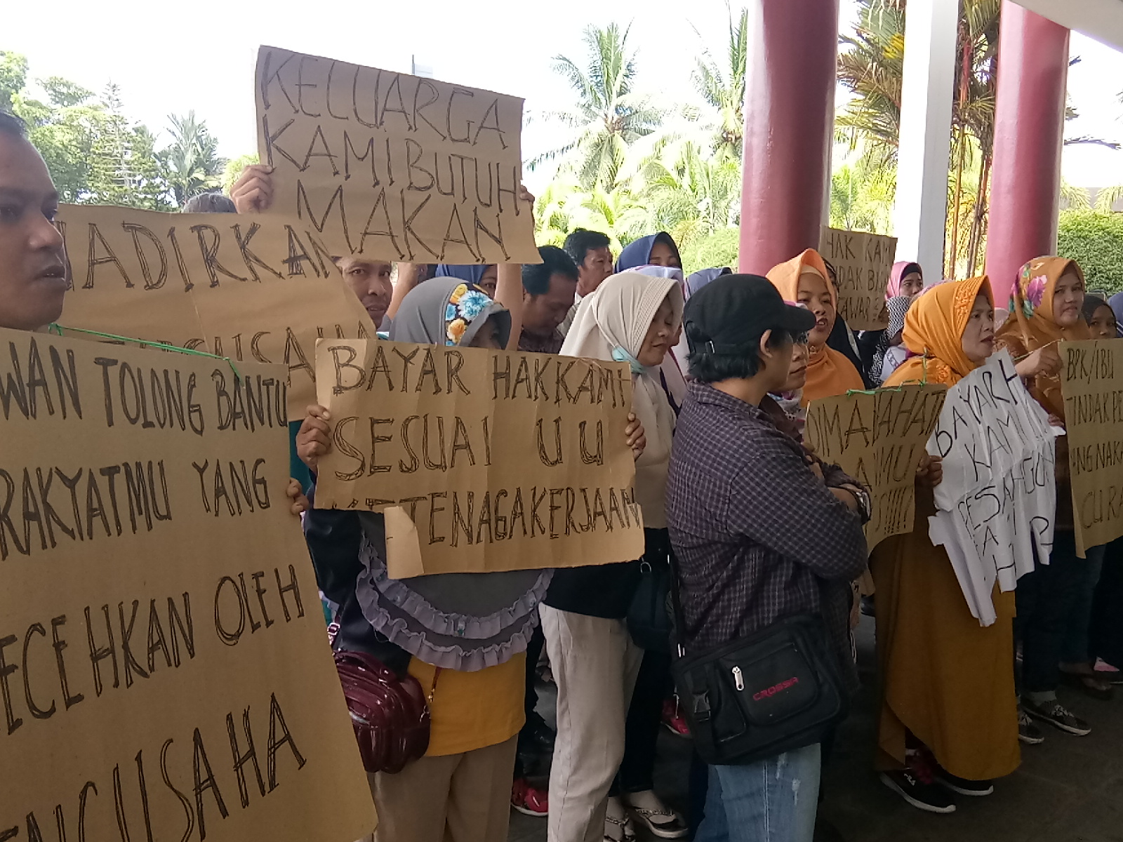 Karyawan SBLI Biskuit Cap Macan Kembali Demo di DPRD Kota Pontianak