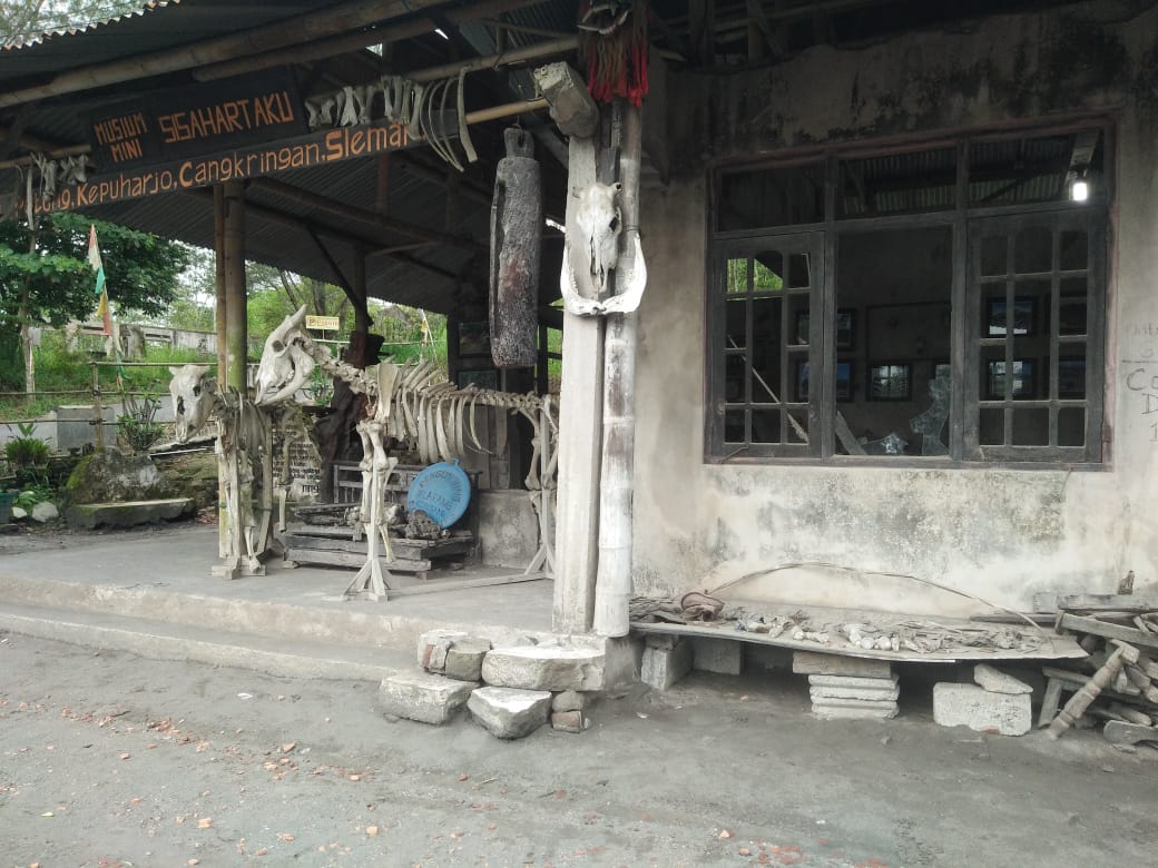 suasana-di-museum-mini-sisa-hartaku-yogyakarta.jpg<pf>pemandu-saat-menunjukan-berbagai-foto-erupsi-di-tahun-2010-yogyakarta.jpg<pf>sisa-peninggalan-warga-di-museum-mini-sisa-hartaku-yogyakarta.jpg<pf>suasana-di-bungker-kali-adem-di-yogyakarta.jpg