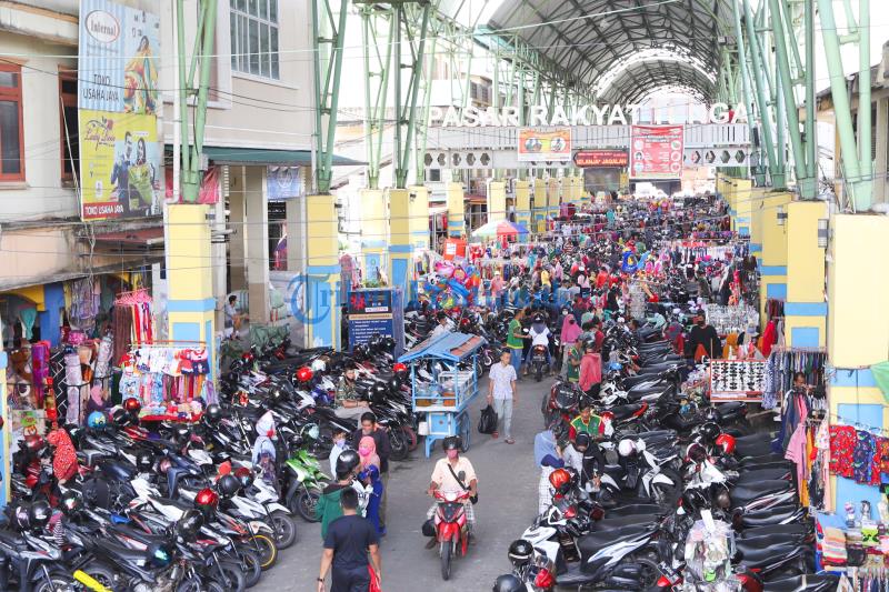 suasana-di-pasar-tengah-pontianak-tampak-ramai-pengunjung-disaat-pandemi-covid-19.jpg