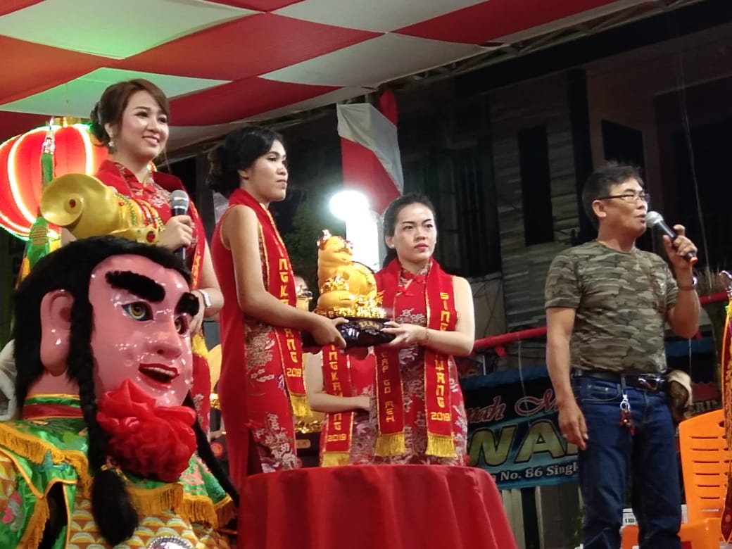 Panitia Cap Go Meh Gelar Lelang, Peserta Bersaing Dapatkan Buah-buahan hingga Barang Langka