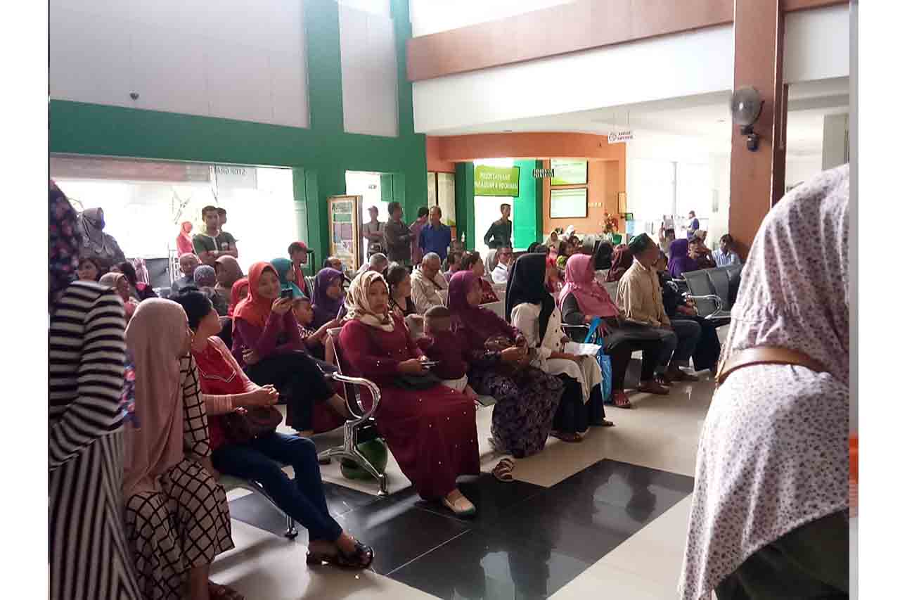 suasana-mengantre-pelayanan-di-rs-kota-pontianak-jumat-2222019.jpg
