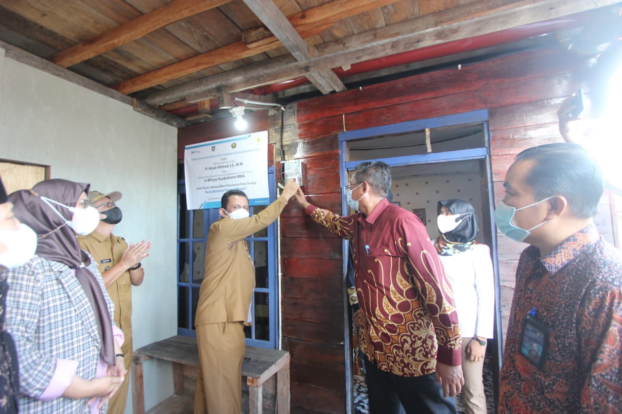 suasana-penyalaan-listrik-11-desa-terpencil.jpg