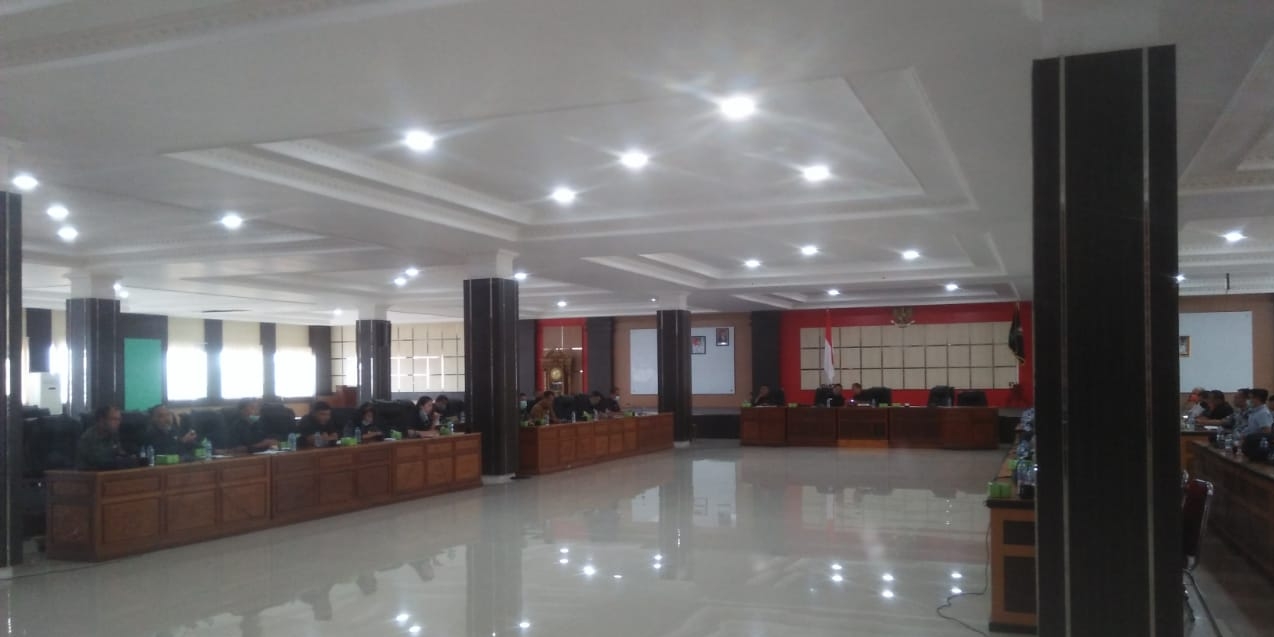 suasana-rapat-audensi-lintas-komisi-bersama.jpg