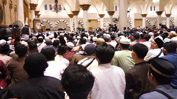 suasana-ribuan-jemaah-mendengarkan-ceramah-yang-disampaikan-oleh-uas.jpg