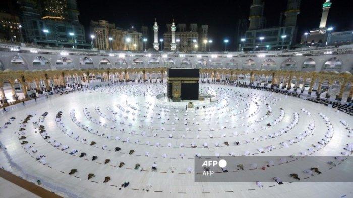 suasana-solat-tarawih-di-depan-kabah-komplek-masjidil-haram-makkah-arab-saudi.jpg