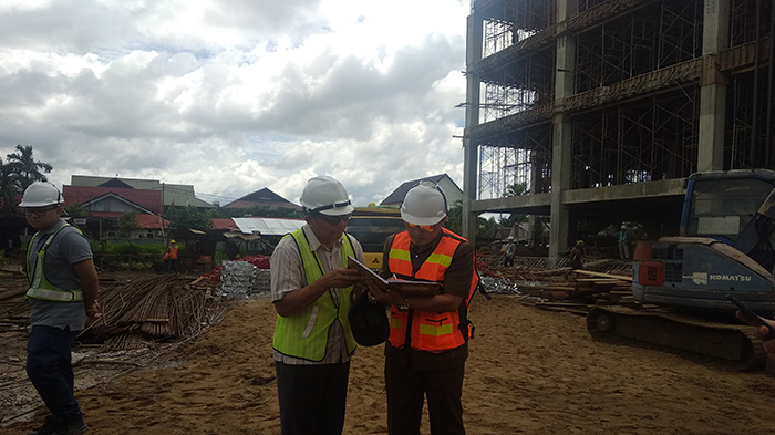subhan-nur-saat-mengecek-pembangunan-tahap-awal-rsud-soedarso.jpg