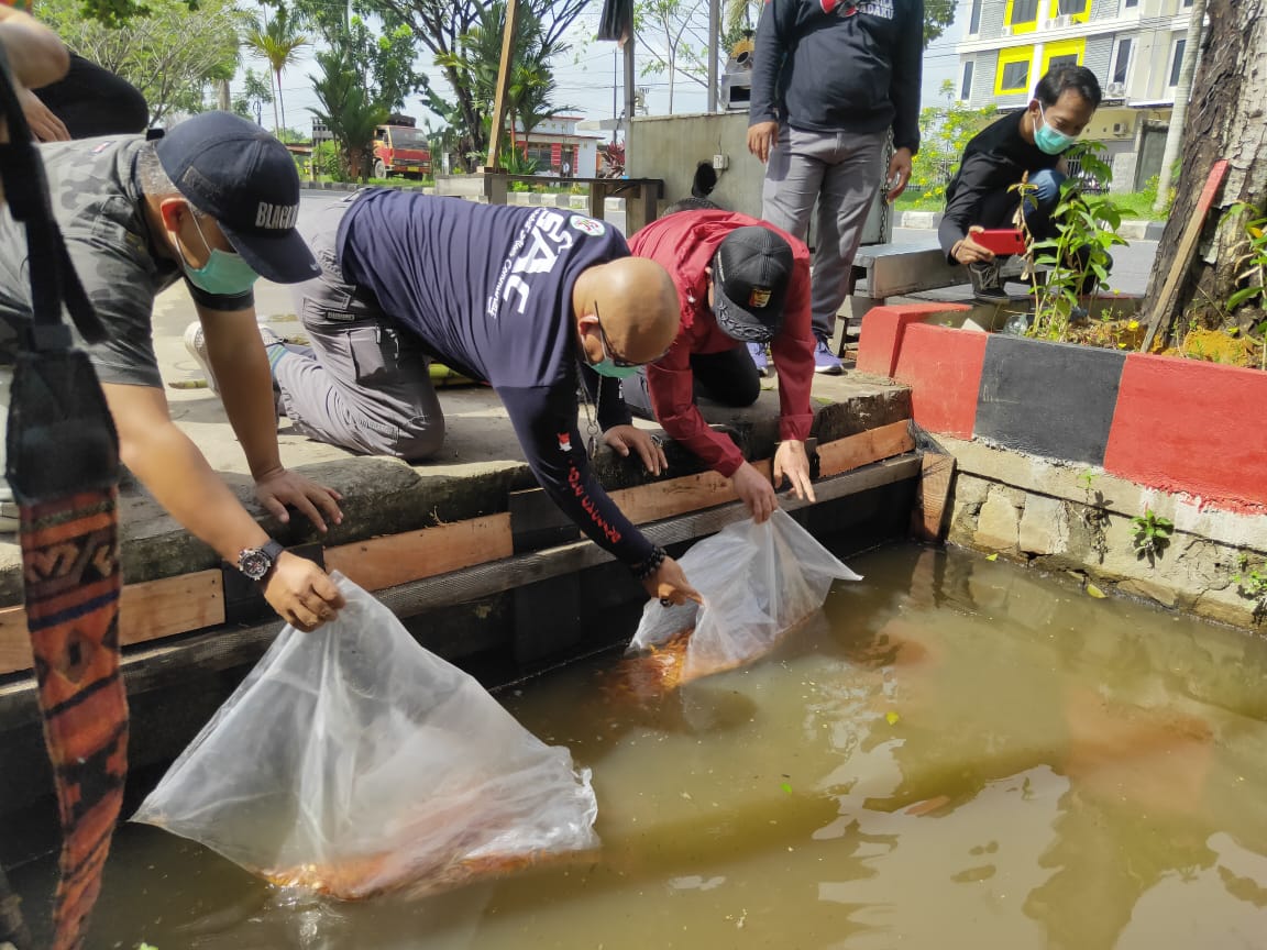 DPD PDIP Kalbar Ubah Selokan Jadi Tempat Budi Daya Ikan