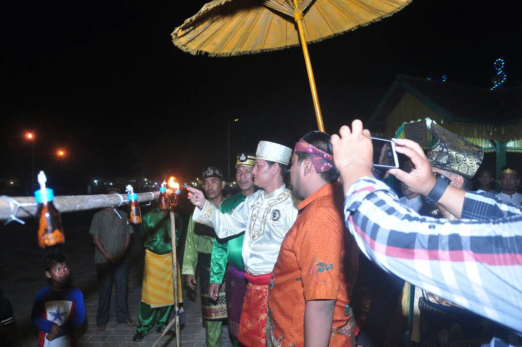 Sultan Pontianak Buka Langsung Pemasangan Keriang Bandong di Tepian Sungai Kapuas
