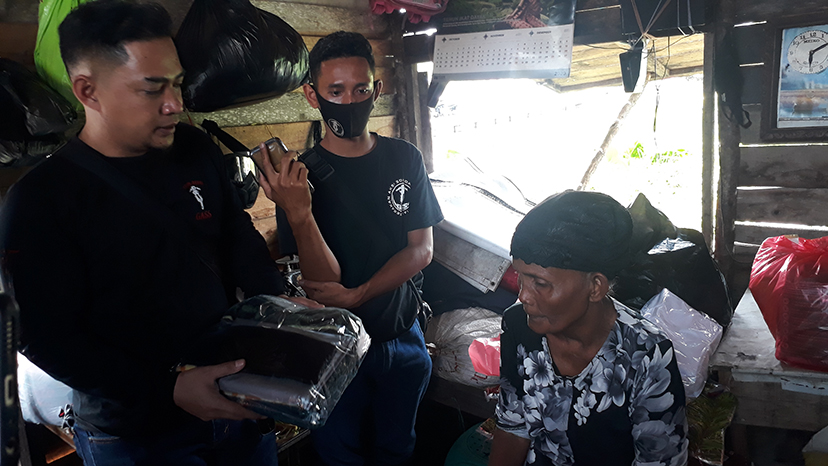 Tangis Haru Sumarni Setelah Terima Bantuan Sembako dan Uang Tunai