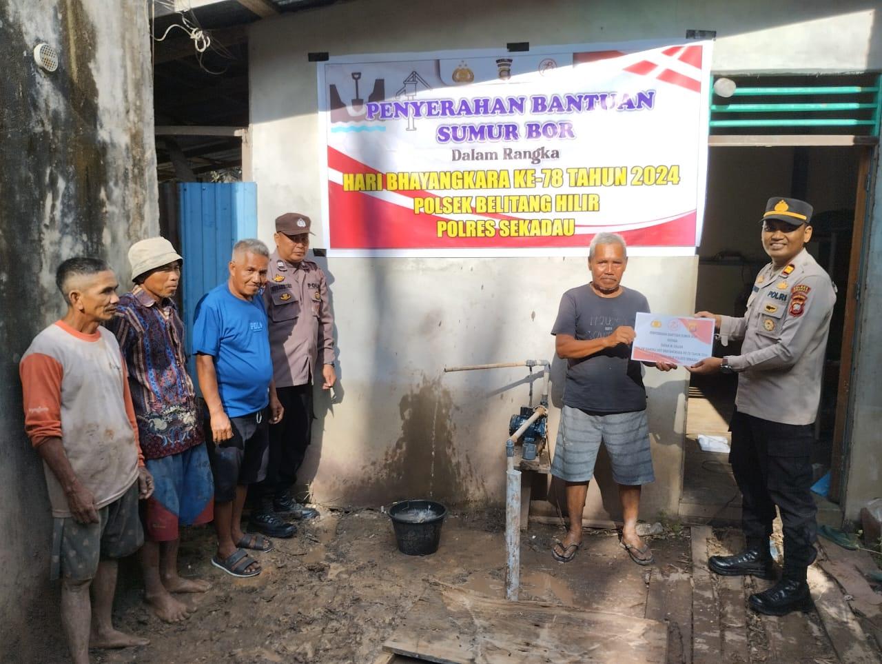 Polsek Belitang Hilir Serahkan Bantuan Sumur Bor kepada Warga dalam Rangka Hari Bhayangkara ke-78