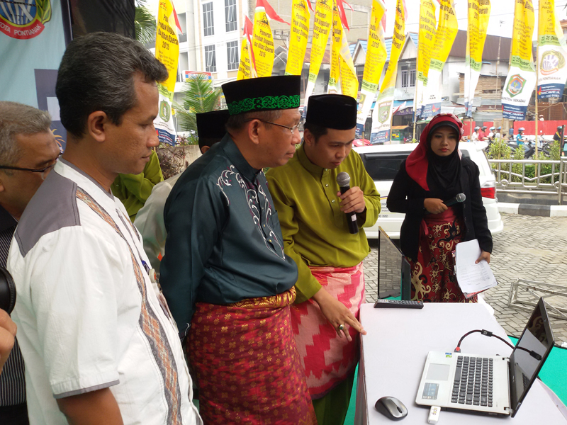 sutarmidji-hadir-sebagai-narasumber_20151023_170053.jpg