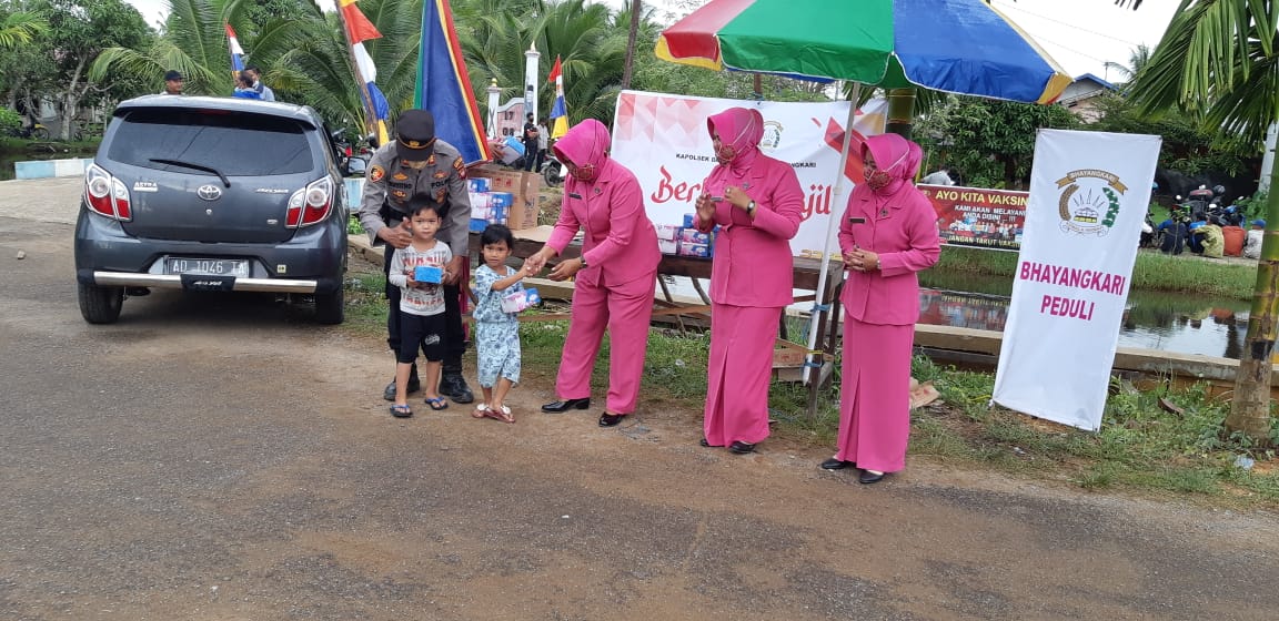 Kapolsek Sungai Kakap Bersama Ketua Ranting Bhayagkari Bagikan Takjil Ramadhan Kepada Warga