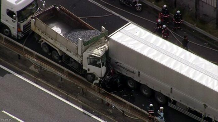 Enam Truk Tabrakan Beruntun, Lima Orang Cidera