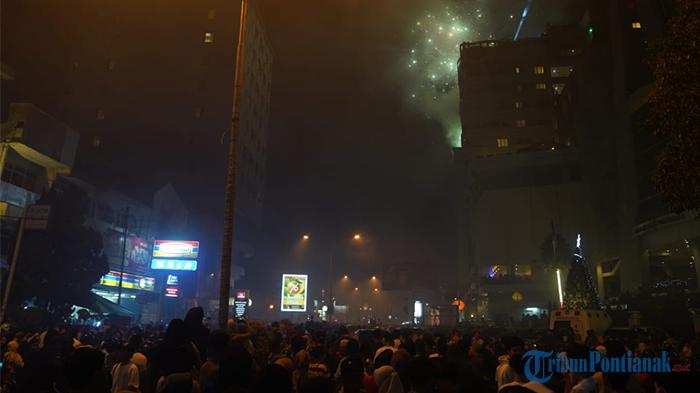 Intip Serunya Malam Tahun Baru 2024 di Jl Gajahmada Pontianak