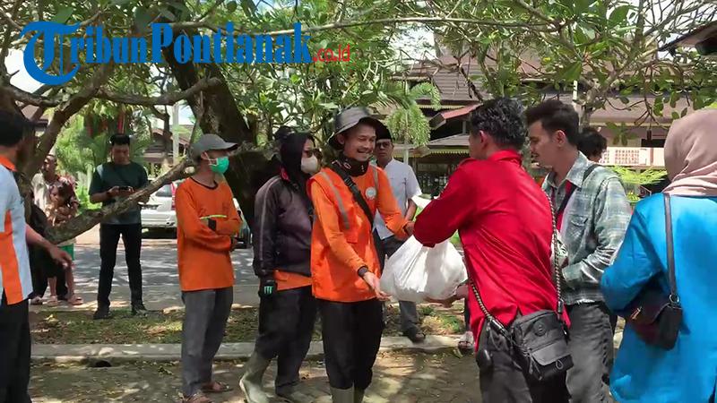 Kolaborasi Dengan Mahasiswa, Polda Kalbar Bagikan Ratusan Paket Bahan Pokok Kepetugas kebersihan