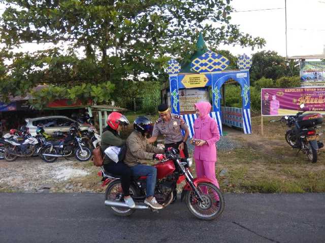 Kapolsek Tayan Hilir Bagikan Takjil Kepada Pengendara