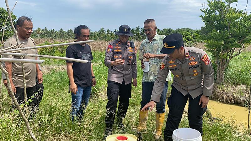 Wakapolres Mempawah Lakukan Pemupukan Demplot Jagung di Sungai Kunyit