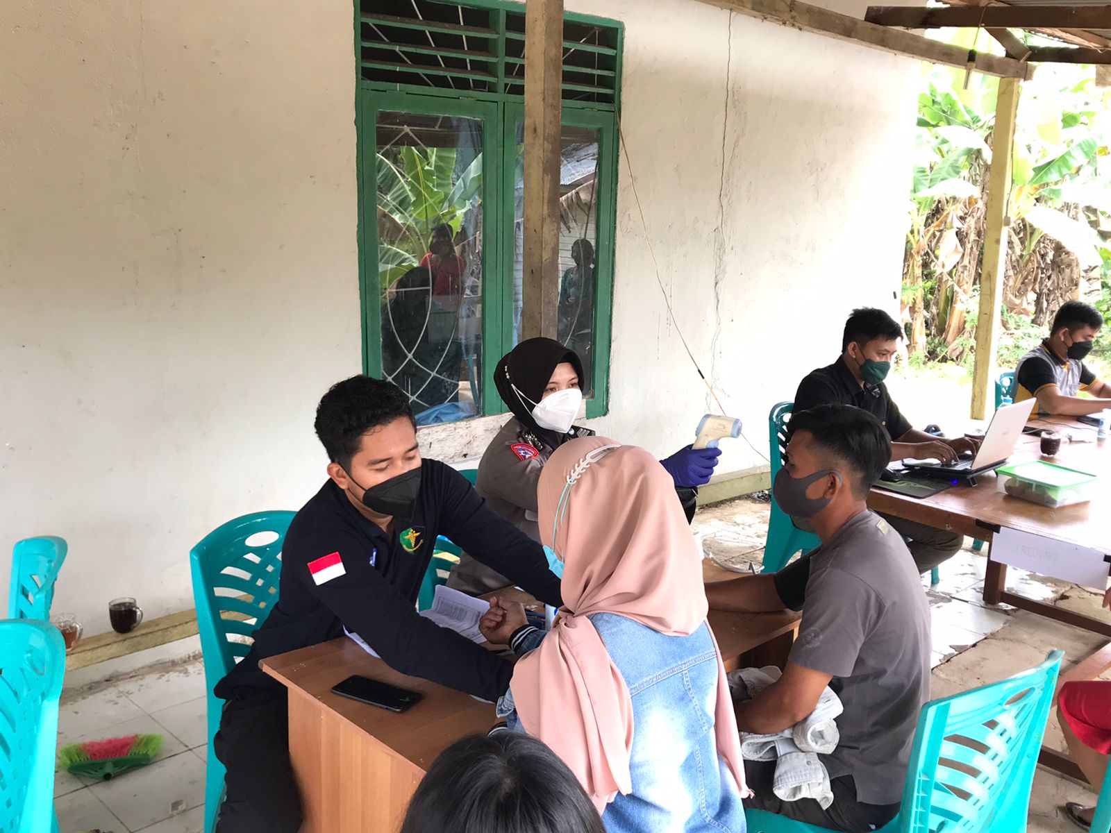 Kejar Target Vaksin, Polres Sekadau Gelar Vaksinasi di Lingkungan Perusahaan di Desa Tapang Semadak