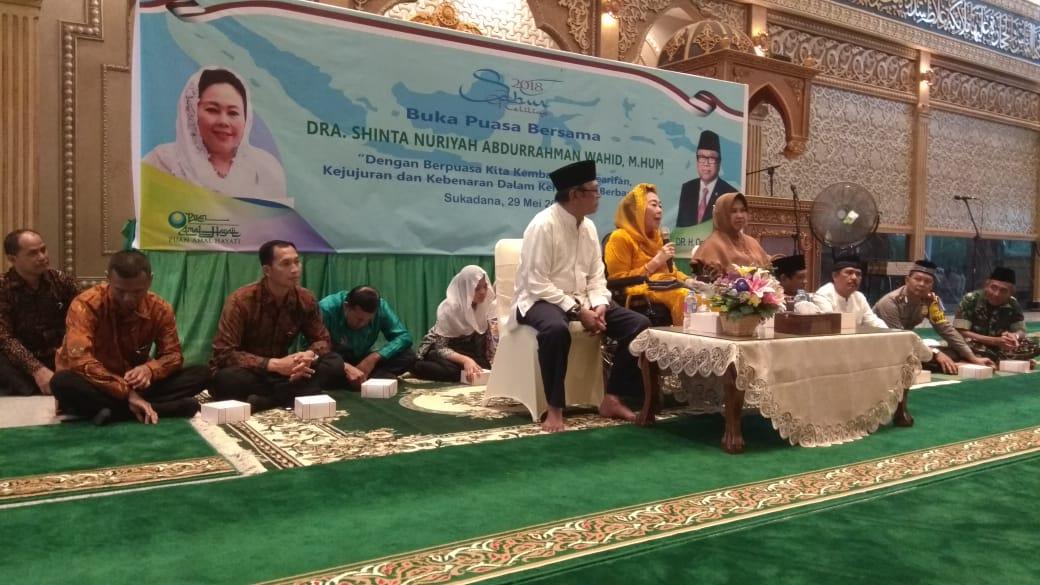 Hadir ke Kayong, Sinta Nuriyah Wahid Sahur Bersama Kaum Dhuafa di Kolong Jembatan