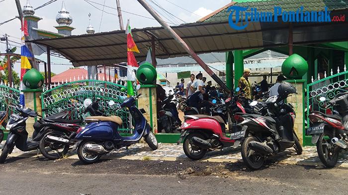 Mobil Tabrak Tiang Listrik dan Pagar Masjid Miftahuddin di Jl Selayar Kota Baru