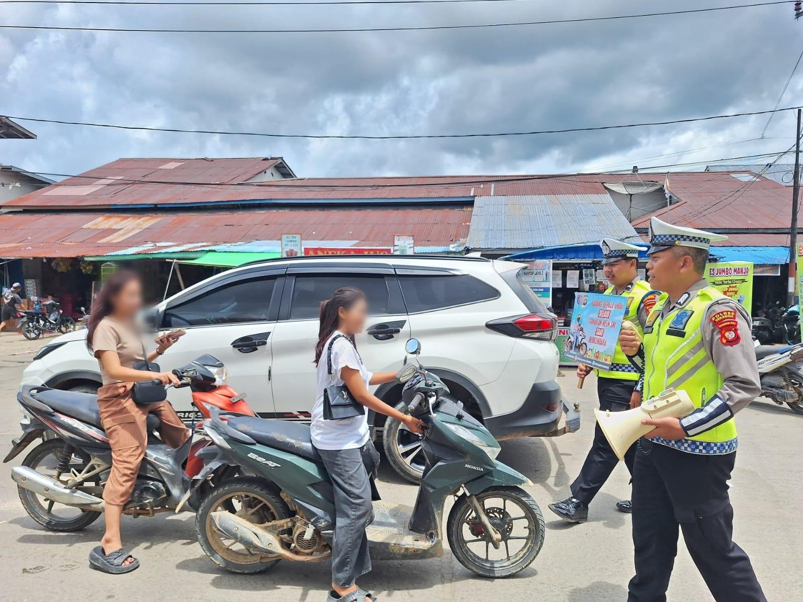 Sering Dianggap Sepele, Pengendara dan Penumpang Tanpa Helm Ditegur Polisi di Sekadau