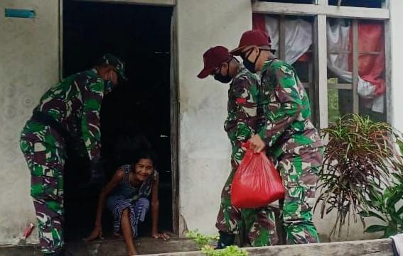 Satgas Yonif R-641/Bru Bantu Distribusikan Bantuan Sembako Pemerintah di Temajuk Sambas