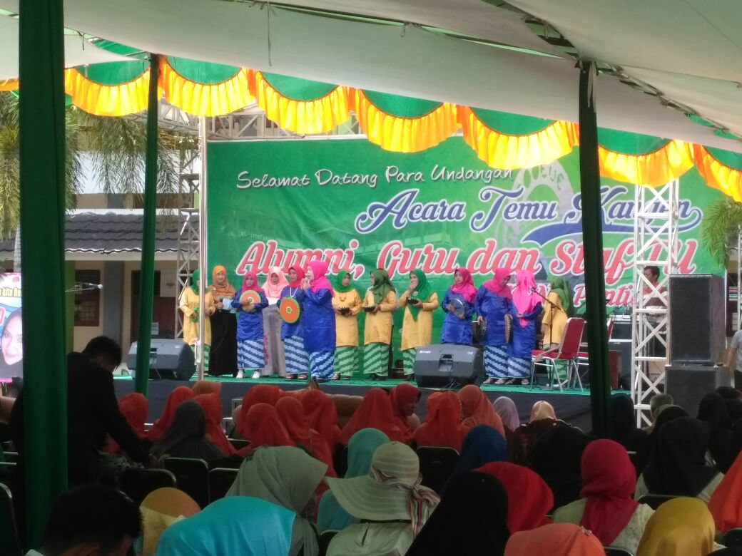 Alumni : Temu Kangen Alumni, Guru dan Stafnya TU Untuk sambung Silaturahmi