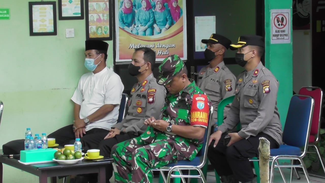 Kapolres Bersama Kapolsek Sambas Ikuti Zoom Meeting Bersama Kapolda Kalbar di Puskesmas Terigas