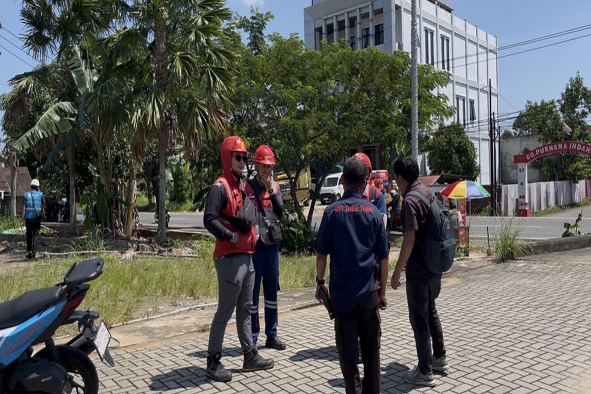 Heboh di Purnama II Pontianak! Pria Bukan Petugas PLN Tersengat Listrik di Atas Tiang Belasan Meter - Tribunpontianak.co.id