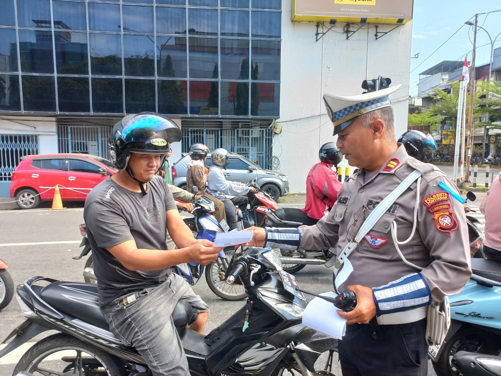 Sat Lantas Polresta Pontianak Sampaikan Imbauan Tertib Berlalu Lintas di Hari ke-10 Ops Patuh Kapuas