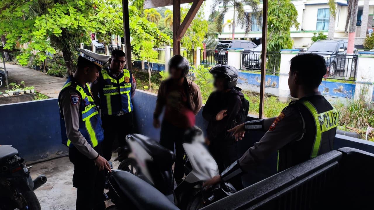 Satlantas Polres Sekadau Tilang Dua Motor Knalpot Brong saat Patroli Pagi