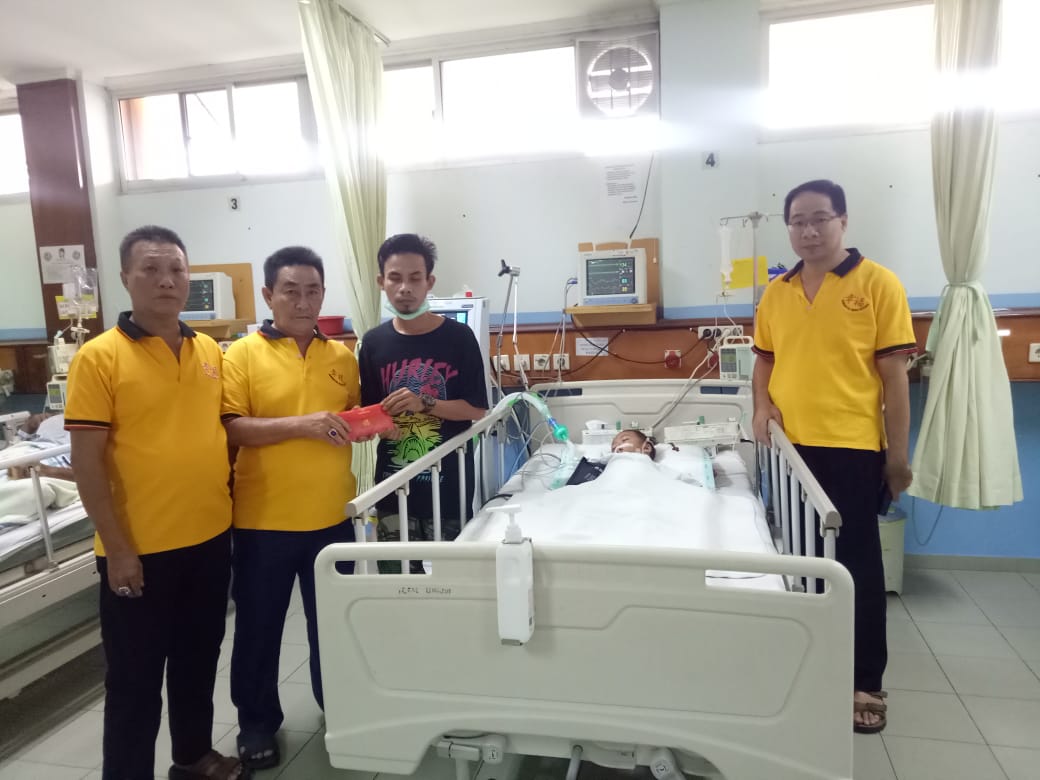 Baksos Xing Fu Membantu Pasien Radang Otak, Asma Akut dan Komplikasi Jantung - tim-baksos-xing-fu-menyerahkan-bantuan-kepada-leonardus.jpg