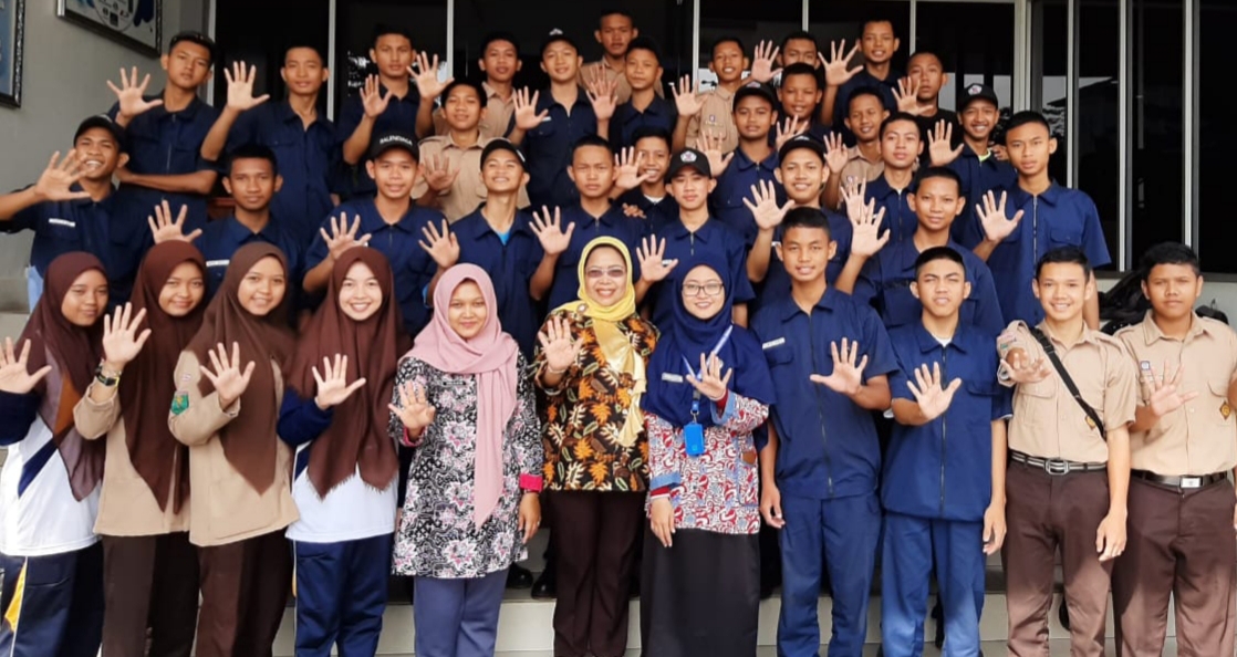 tim-bnn-dan-kepala-sekolah-berfoto-bersama-dengan-siswa-smk-smti-pontianak.jpg
